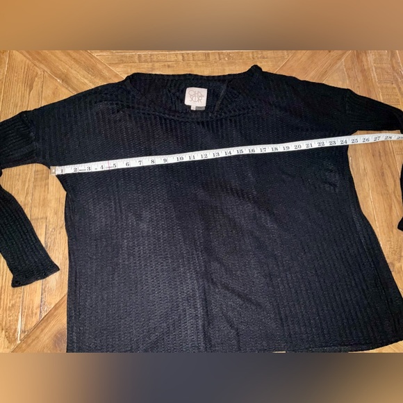 Chaser waffle texture split back casual long sleeve top - size medium in black - Picture 5 of 8
